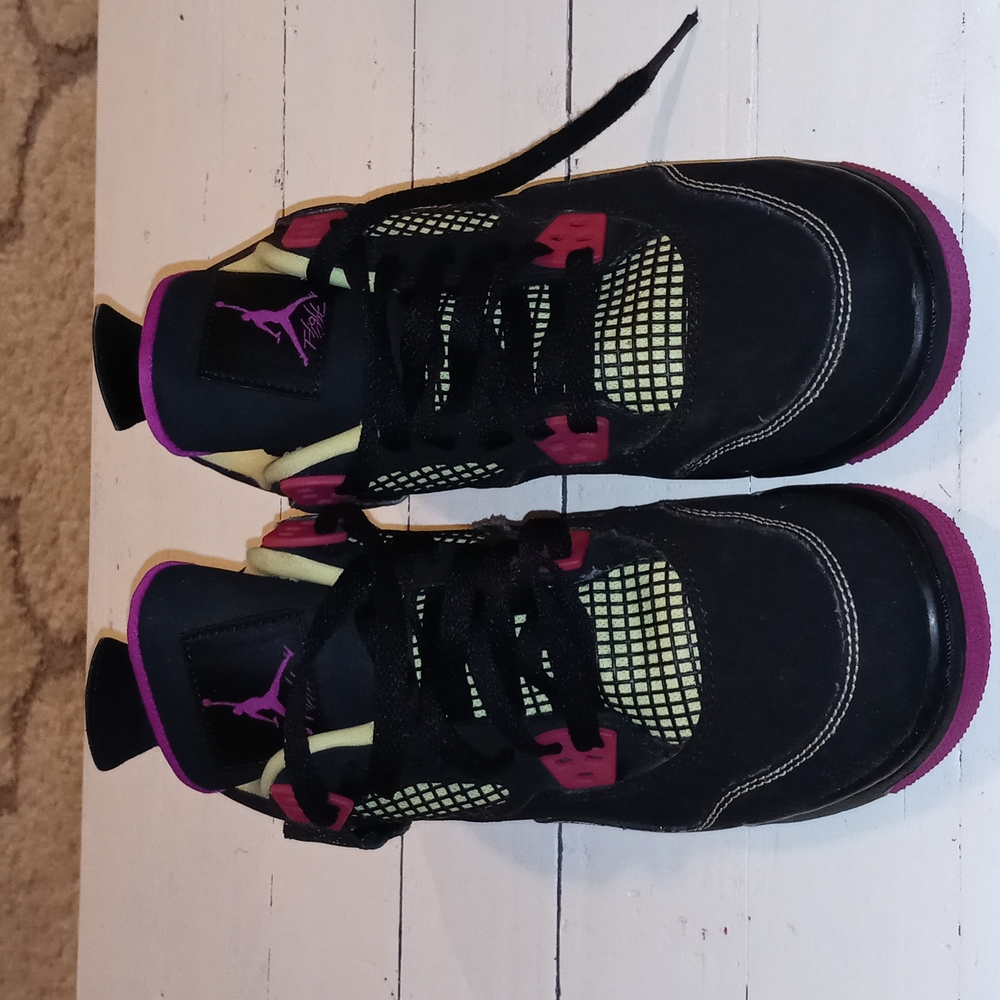 sneaks